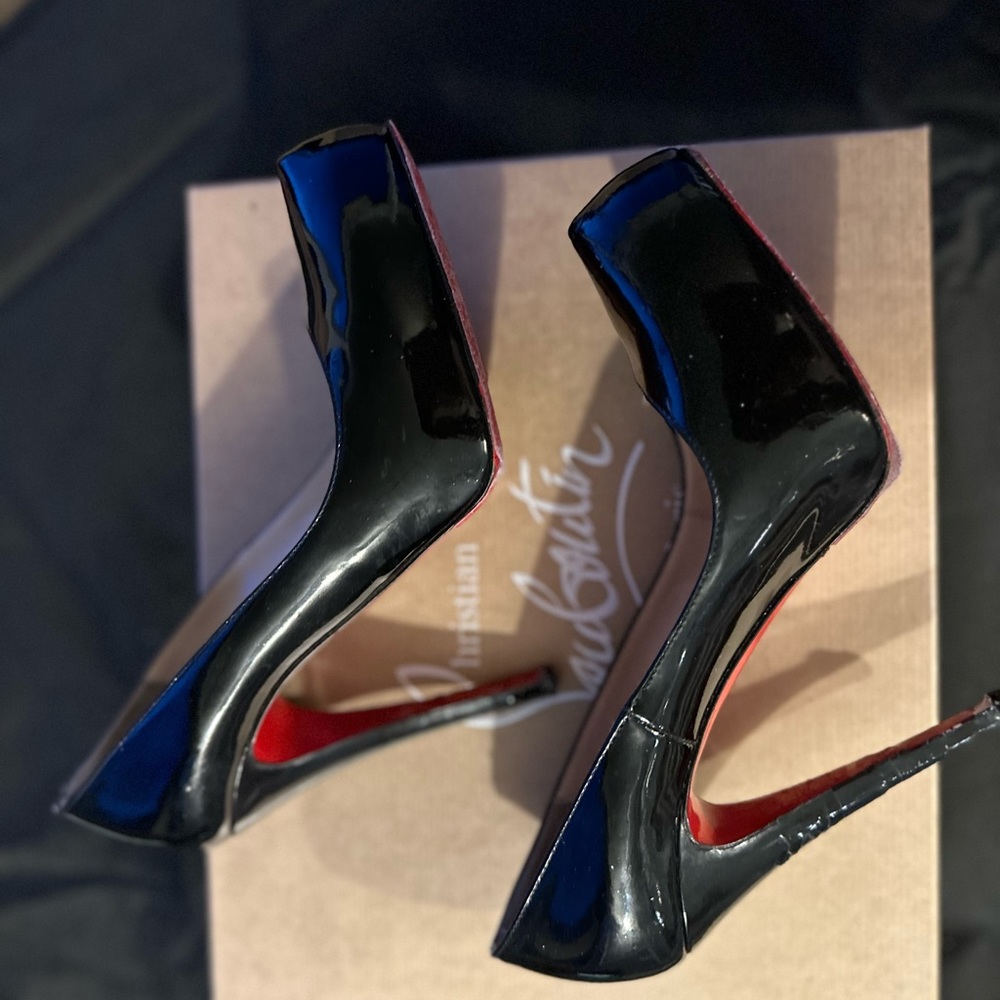 Christian Louboutin - Picture 7 of 9